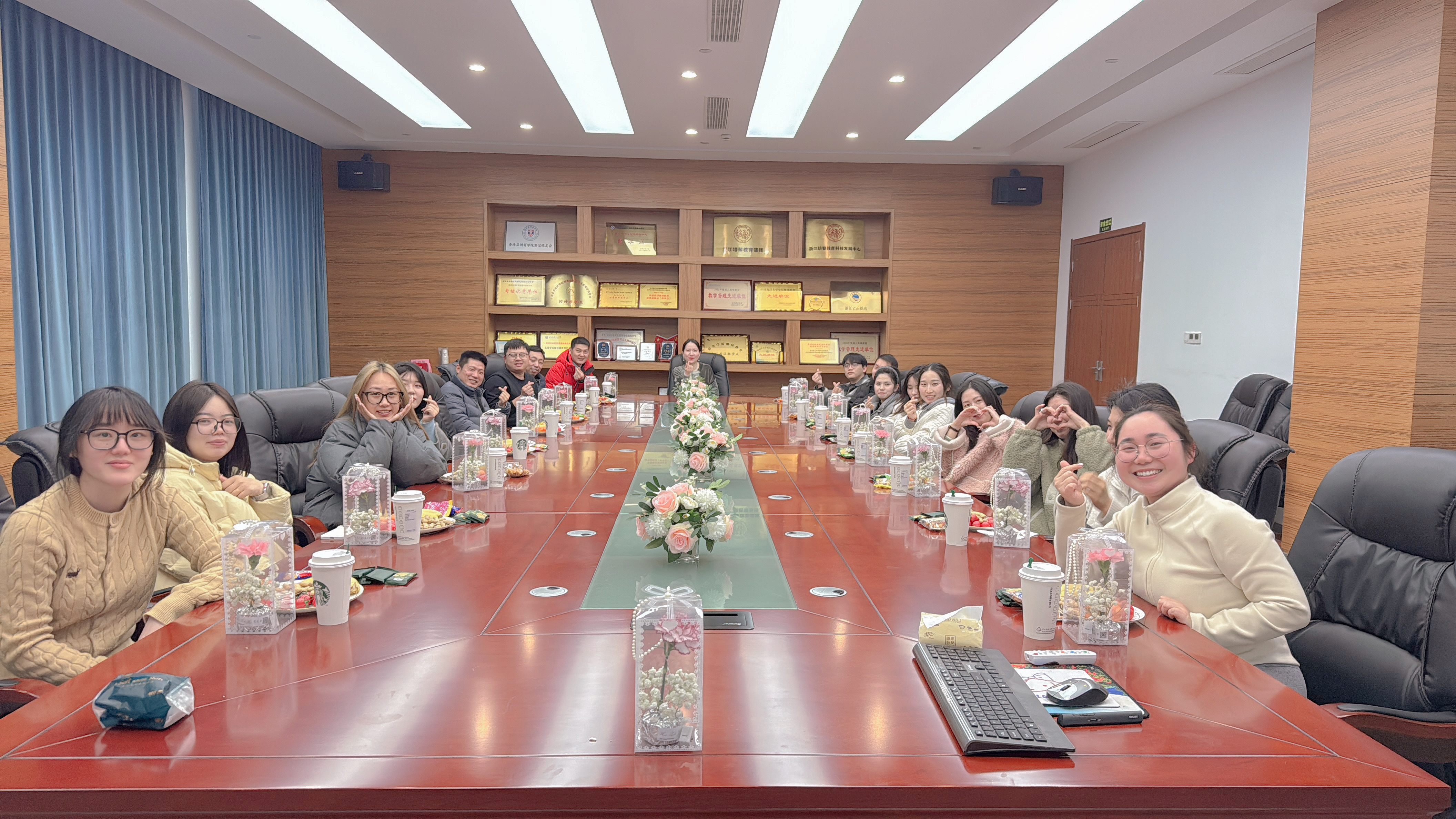 柔肩担重任，巾帼绽芳华